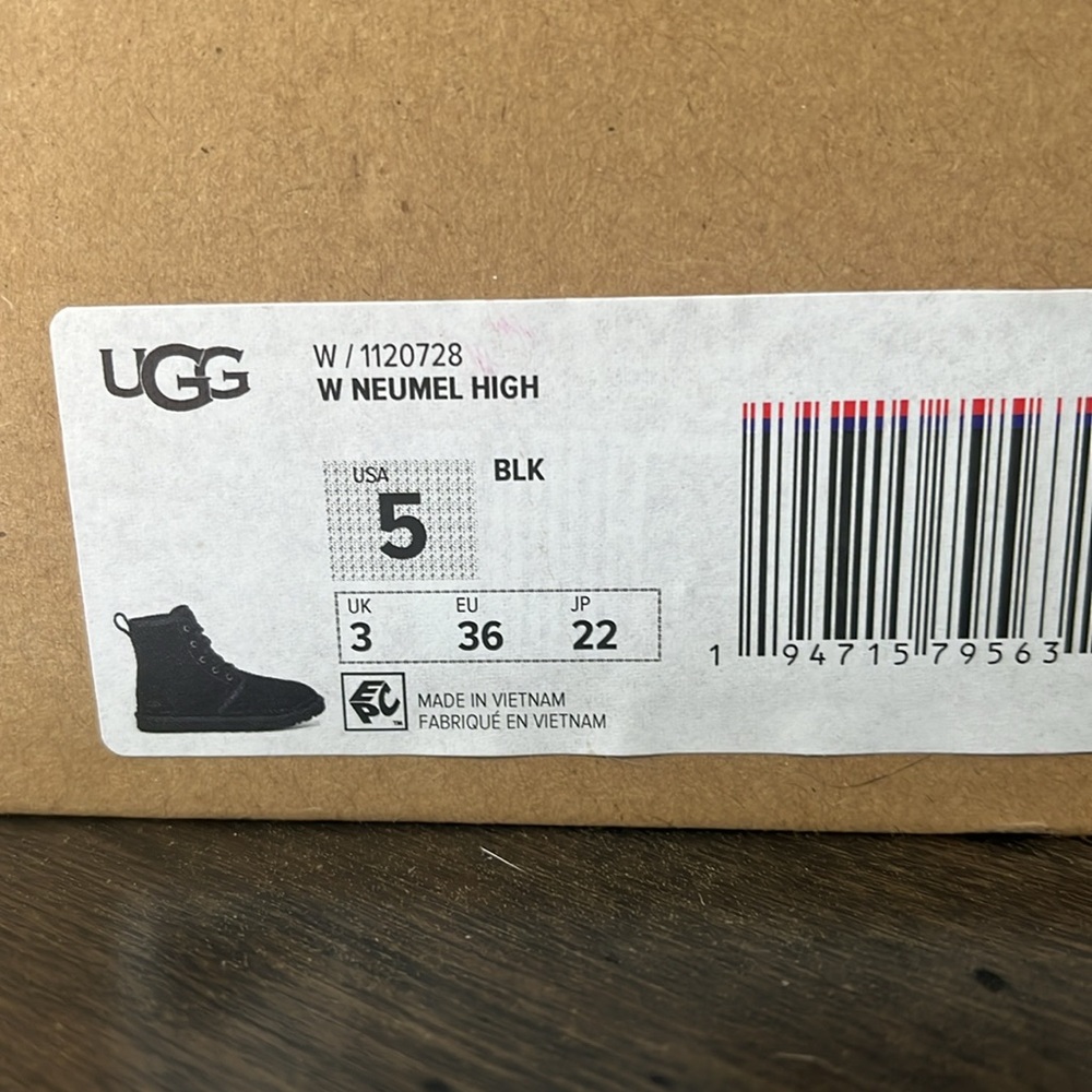 NIB Women’s UGG Neumel high boot - Picture 3 of 3